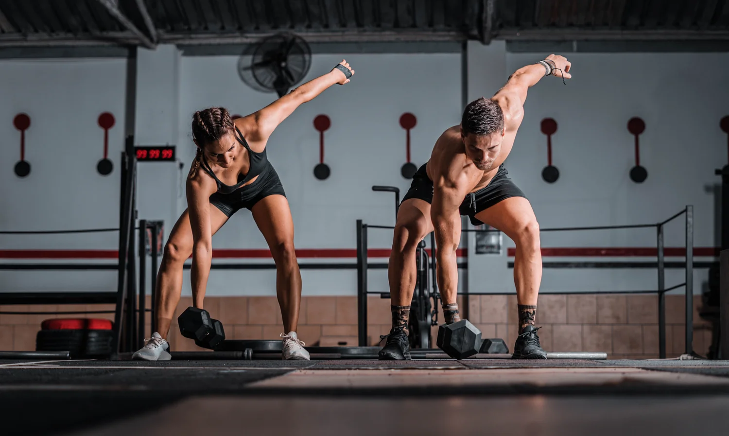 hombre y mujer haciendo entrenamiento funcional de cross-fit