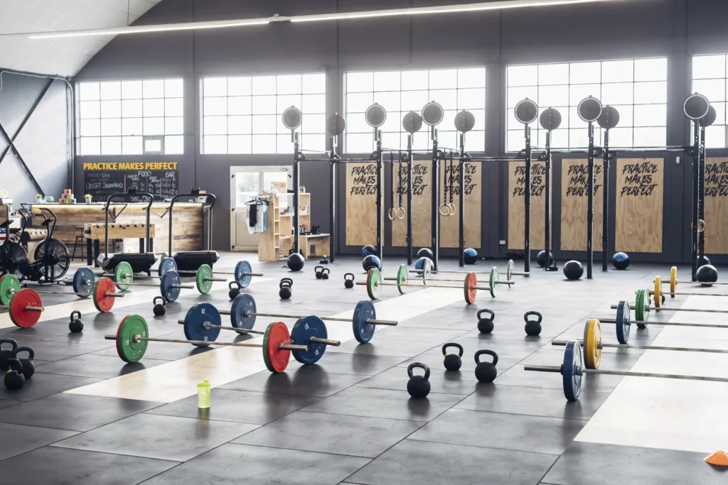 gimnasio de crossfit lleno de barras pesadas